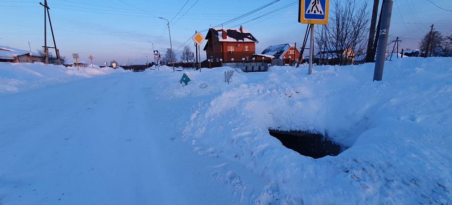 Рядом со школой №2 на теплотрассе образовался провал. Люди уже третий день просят огородить дыру