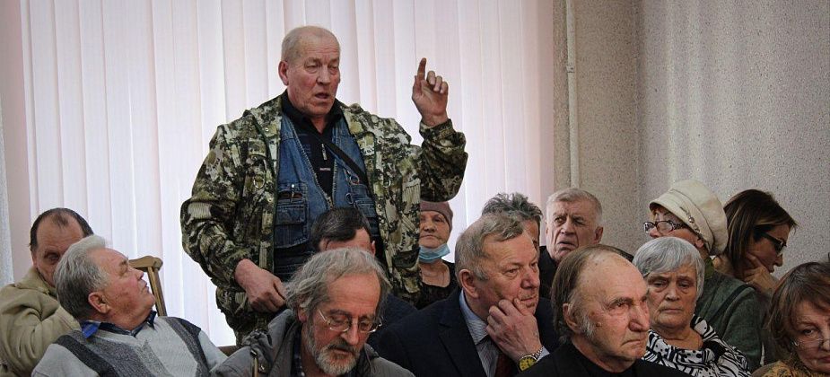 Подробно о том, с какими вопросами карпинцы пришли на отчет главы и какие ответы они там получили