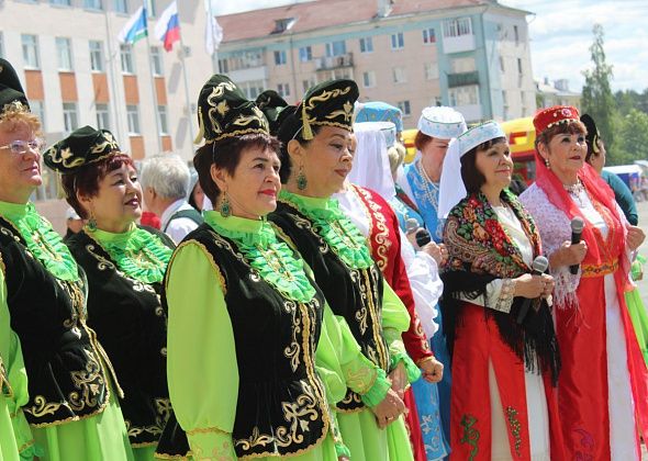 На площади снова будут бросать бревно и бороться: в эту субботу Карпинск отпразднует Сабантуй