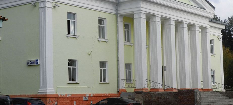 Мэр Карпинска добился у области выделения 120 миллионов рублей на ремонт здания ДКУ