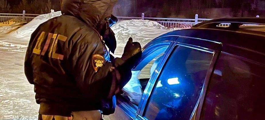 Сотрудники ГИБДД будут искать пьяных водителей и дарить девушкам цветы