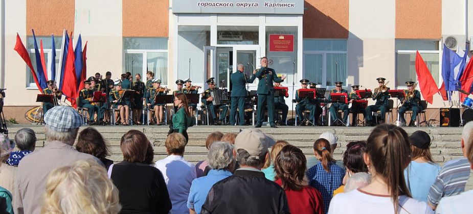 На центральной площади Карпинска выступил московский ансамбль «Красная звезда»
