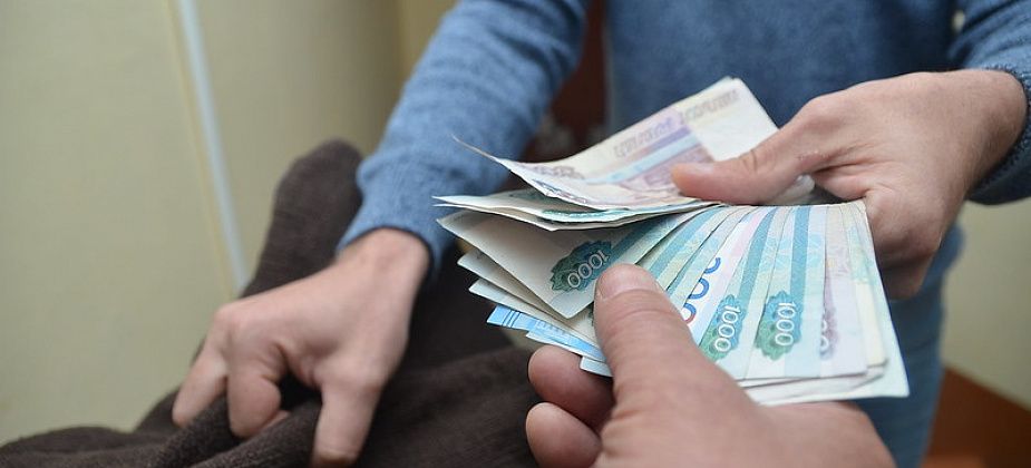 Пенсионерка вернула найденные деньги молодой маме, которая случайно обронила крупную сумму на улице