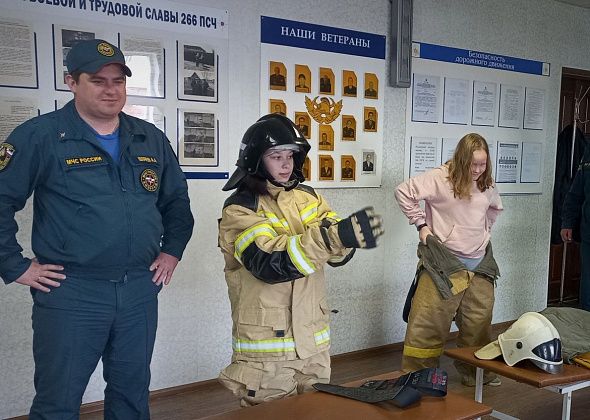 В Карпинске дети примерили форму пожарных и посмотрели на работу лафетного ствола