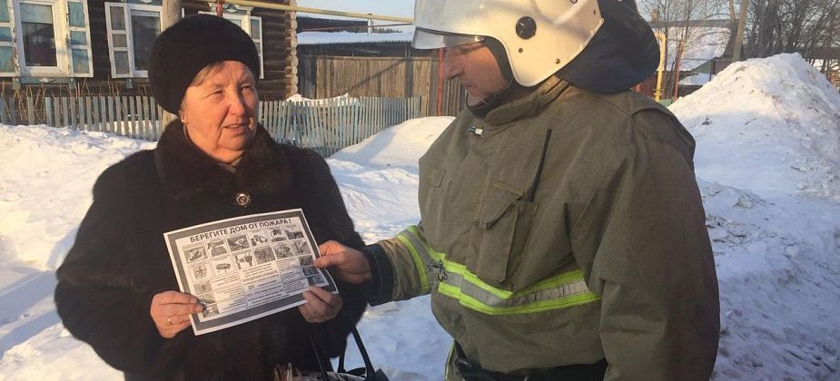 Пожарные провели рейд по частному сектору, облачившись в боевую одежду