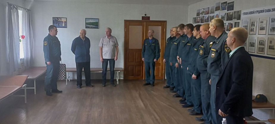 «Их ценят и помнят». Пожарные поздравили своих ветеранов с Днем гражданской обороны МЧС