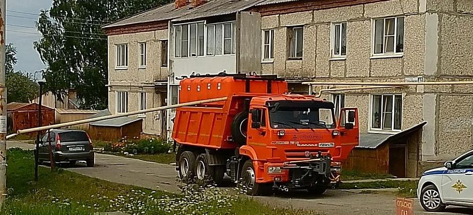 В Карпинске коммунальная спецтехника снесла газовую трубу