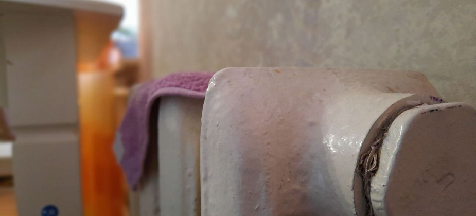 Жители пятиэтажек по 8 Марта жалуются на регулярные отключения отопления