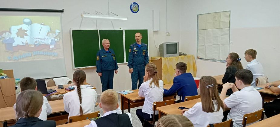 Работники пожарной охраны провели 1 сентября вместе со школьниками