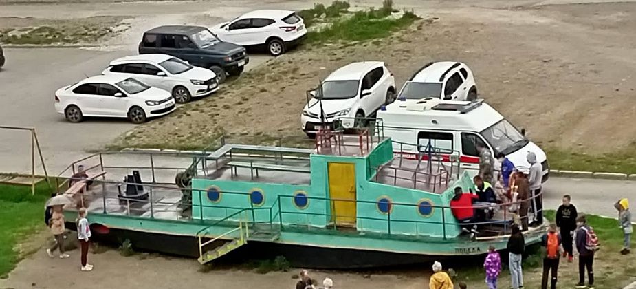 В Карпинске ребенок пролез в иллюминатор корабля и застрял