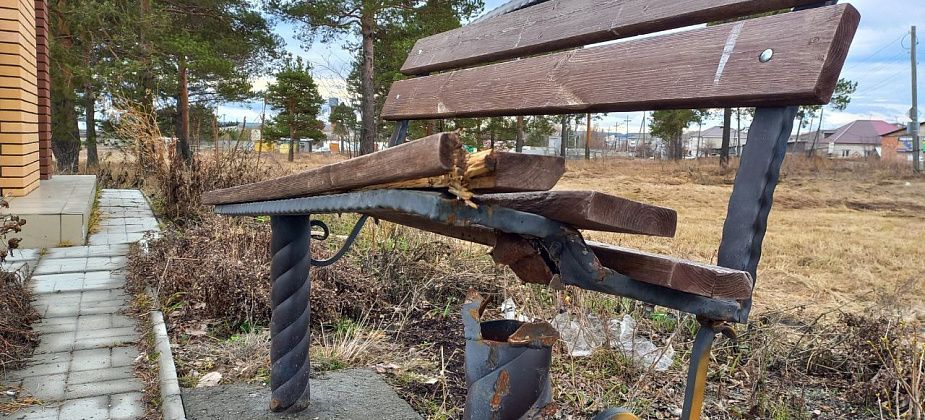 Скамейки у кладбищенской часовни требуют ремонта