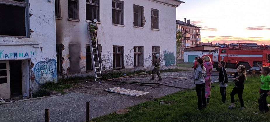 В заброшенном здании бывшей СЭС загорелся хлам