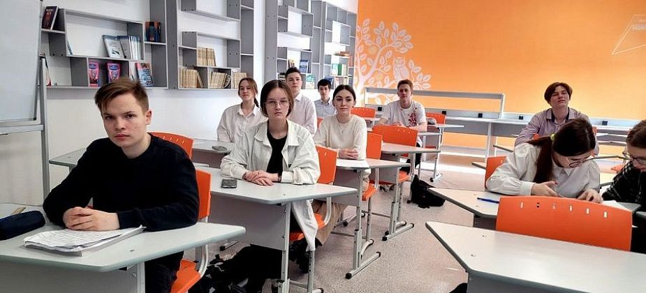 Карпинский избирком впервые провел со старшеклассниками игру на тему избирательного права