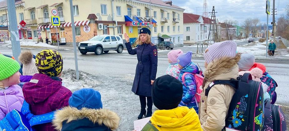 Карпинским младшеклассникам показали, как нужно правильно переходить дорогу