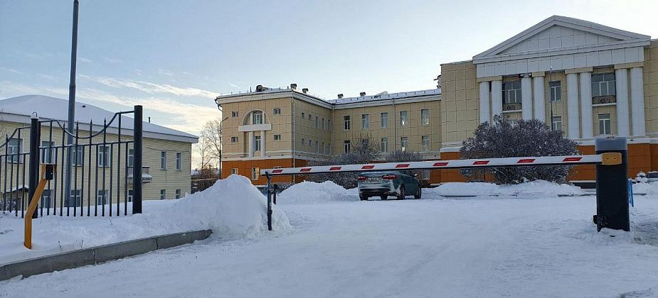 Въезд запрещен: почему карпинцам нельзя заезжать на территорию больничного городка