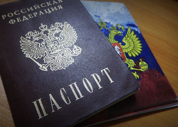 Карпинцам торжественно вручили паспорта в День конституции