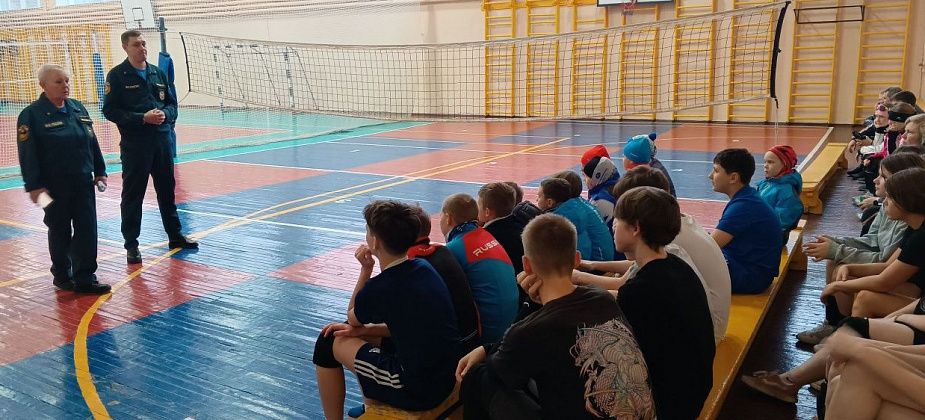 Пожарные провели профилактическую беседу с воспитанниками спортивной школы