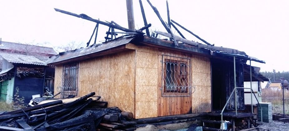 В Карпинске сгорел садовый домик
