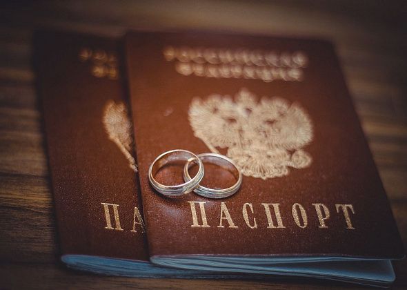 В России отменили обязательные штампы о браке и детях в паспорте