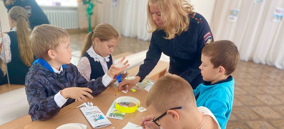 Сотрудники ГИБДД учили воспитанников ДООЦ мастерить светоотражатели