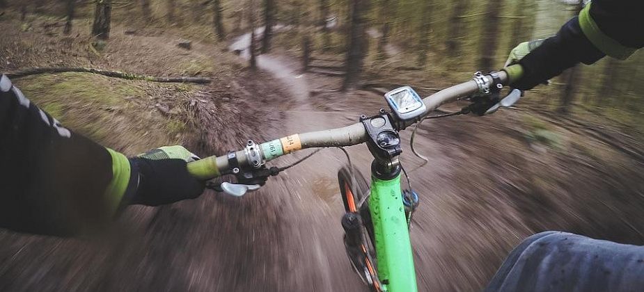 Карпинские велосипедисты соревновались на лесной тропе