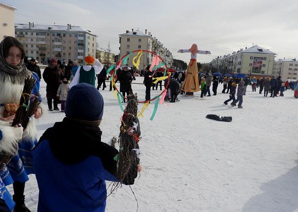 На центральной городской площади празднуют Масленицу