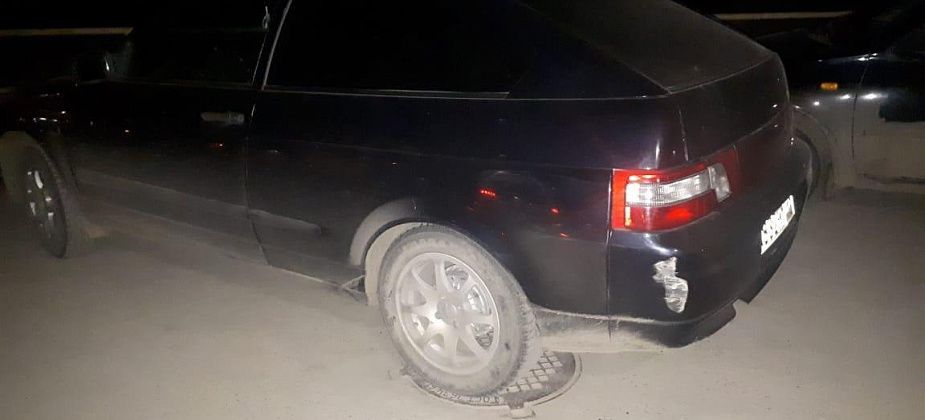 Неизвестный водитель наехал на припаркованное авто и скрылся
