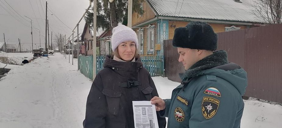 На улице Некрасова прошел рейд, в ходе которого пожарные напоминали местным жителям о безопасности