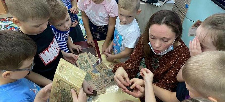 Работники карпинского музея рассказали детям историю возникновения денег