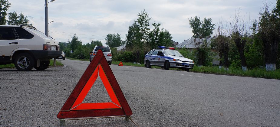 В Карпинске молодой велосипедист врезался в молодого водителя