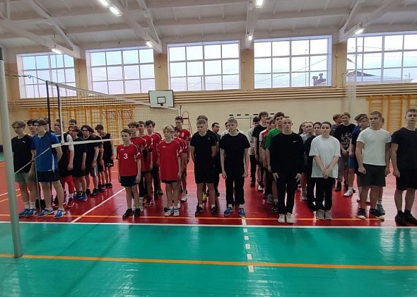 В Карпинске проходит городское Первенство по волейболу
