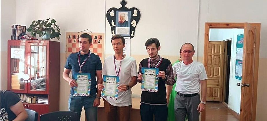 Карпинские шахматисты взяли «серебро» и «бронзу» на окружном турнире
