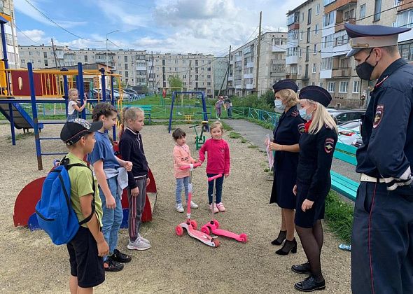 Сотрудники ГИБДД и ПДН провели разъяснительные беседы во дворе, в котором накануне сбили ребенка