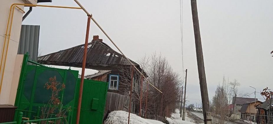 Энергетики пообещали поправить опору по улице Советской и объяснили причину ее перекоса