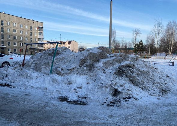 Карпинцы жалуются на кучи снега во дворах, которые остаются после работы снегоуборочной техники