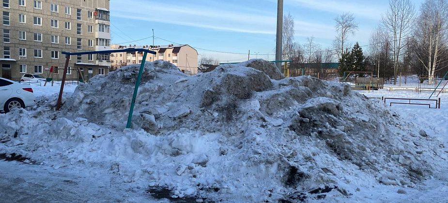 Карпинцы жалуются на кучи снега во дворах, которые остаются после работы снегоуборочной техники