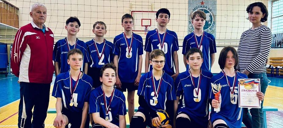 Команда волейболистов из Карпинска заняла первое место на открытом турнире в Нижней Туре