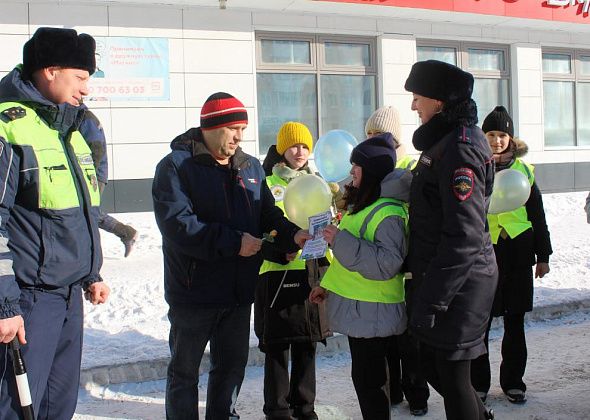 Сотрудники ГИБДД и юные инспекторы поздравили водителей с наступающим Днем защитника Отечества