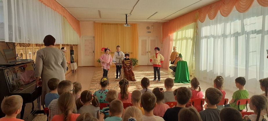 Дошколятам из «Серебряного копытца» показали сказку и напомнили о правилах безопасности