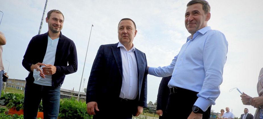Поселок Сосновка посетил губернатор Евгений Куйвашев. Ему показали новую школу и угостили помидорами