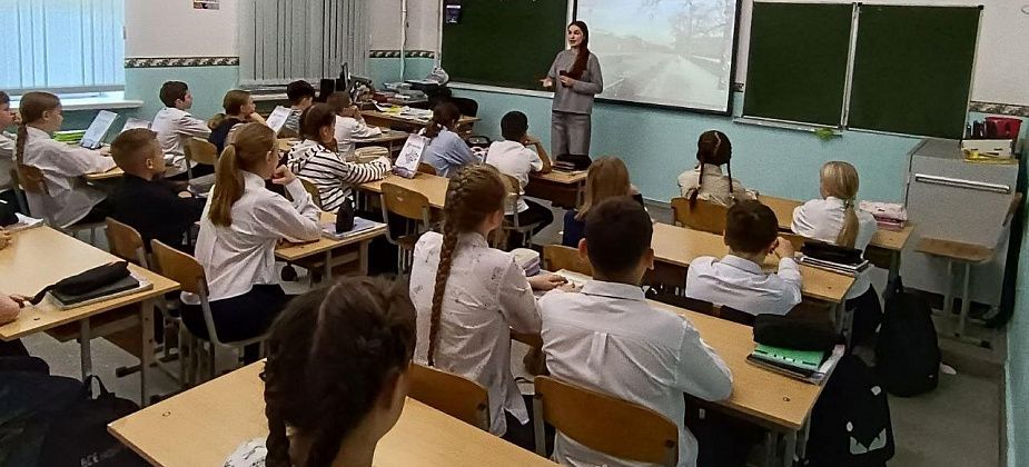 Выпускница школы №16 рассказала школьникам о работе психолога