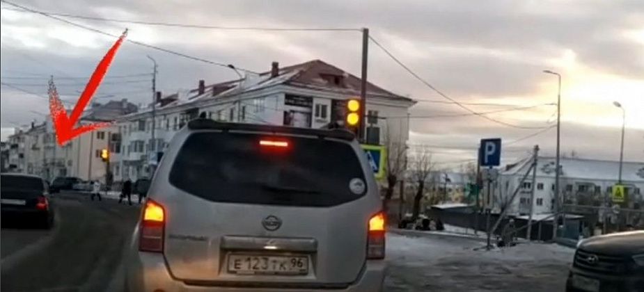 По встречке на "красный". В Карпинске молодой водитель чуть не устроил ДТП