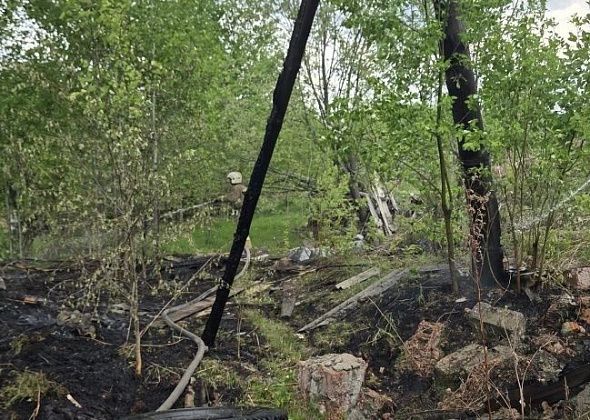 В поселке Веселовка горел мусор. Пока пожарные ехали на вызов, с огнем боролись местные жители