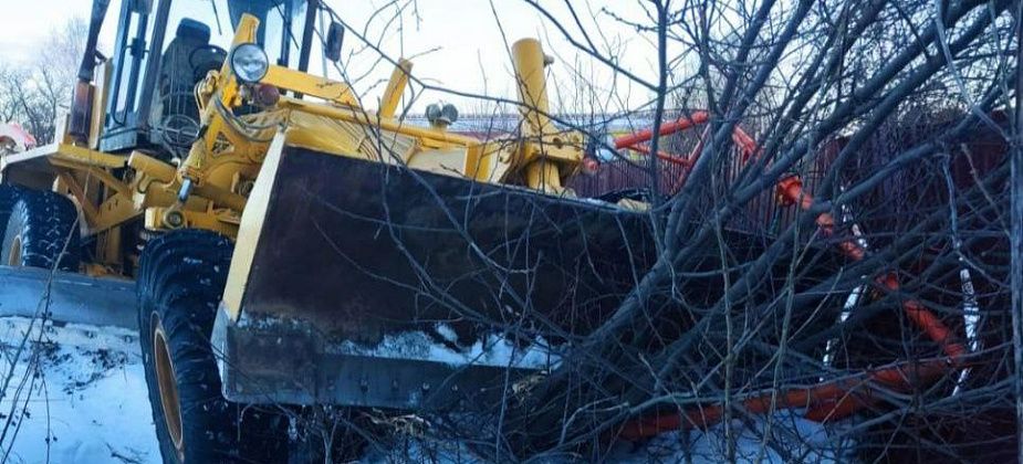 Автогрейдер из Карпинска врезался в забор на Воронцовке: водителю стало плохо