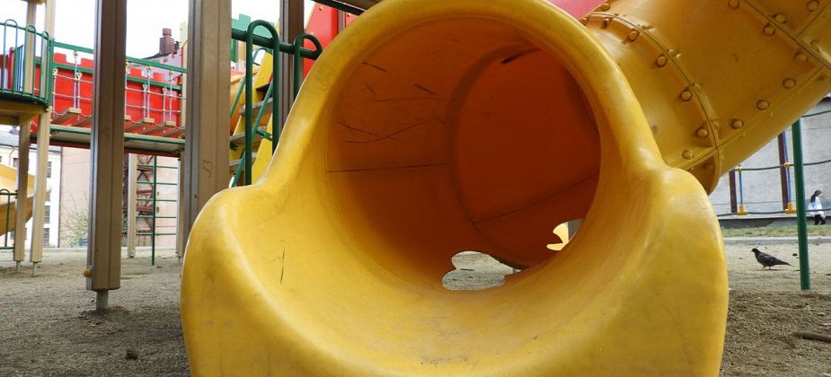 «В трубу лез, чтоб ребенка достать»: в горках у музея — дыры. Дети застревают. Родители негодуют