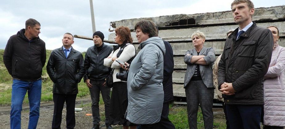 Карпинские депутаты посмотрели, как идет капремонт дороги и реконструкция котельной