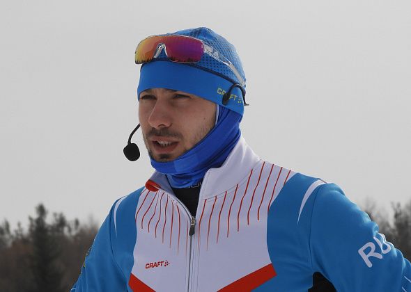 Антон Шипулин ответил, для чего ему борода, и показывал, как ездить на одной лыже