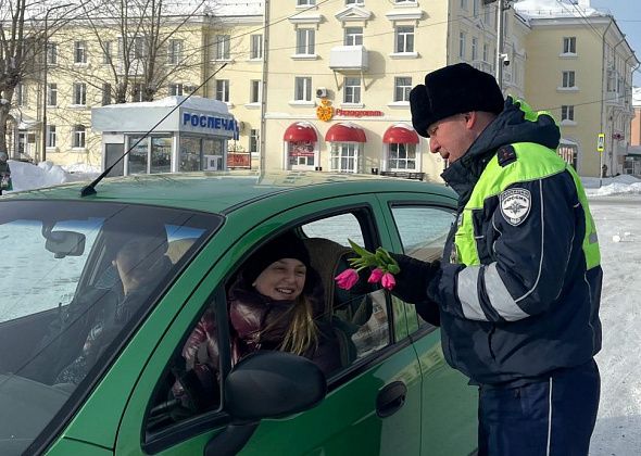 Сотрудники ГАИ останавливали женщин за рулем и дарили им цветы