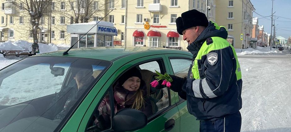 Сотрудники ГАИ останавливали женщин за рулем и дарили им цветы