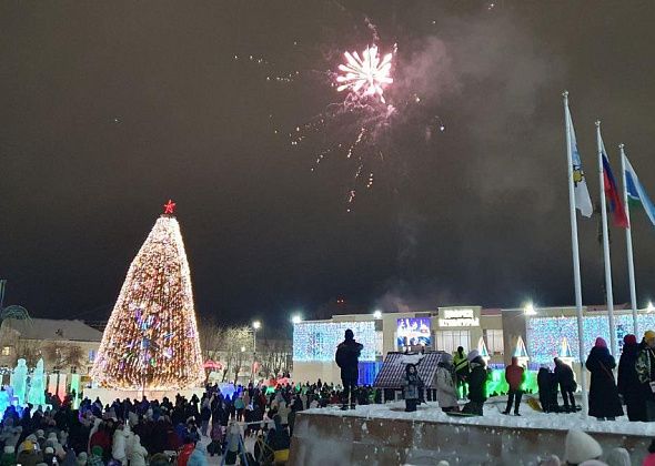 В Карпинске торжественно зажгли новогоднюю ель и запустили фейерверк